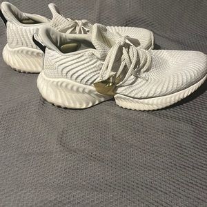 Men’s White Running shoes with gold trim 9.5